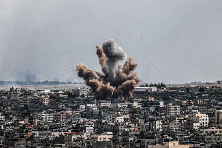 Izraelci in Palestinci znova v vojni, število žrtev gre že v stotine