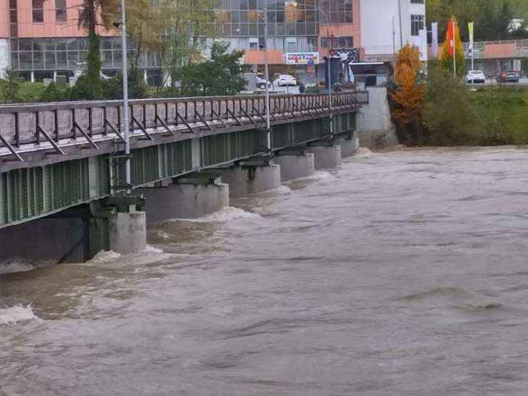 Sirene tulijo: zaradi narasle Drave alarm v Dravogradu in Vuzenici