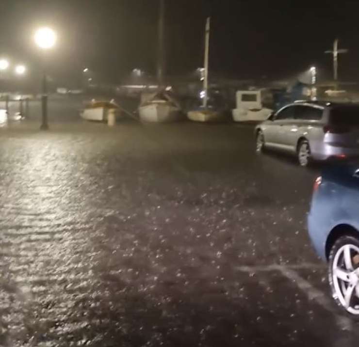 Nemirna noč na Obali: Izolo poplavila meteorna kanalizacija