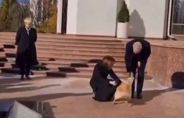 Pes moldavske predsednice šavsnil avstrijskega predsednika: Nataša Pirc Musar vse to gledala iz varne razdalje (VIDEO)