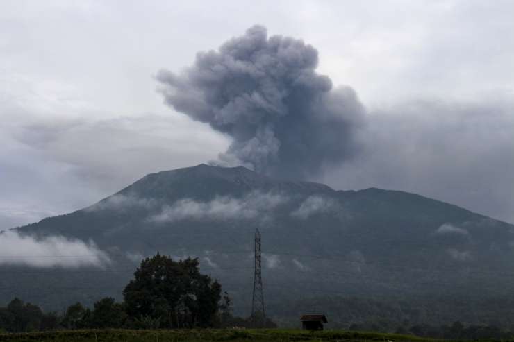 Najmanj 11 mrtvih pohodnikov po izbruhu vulkana v Indoneziji
