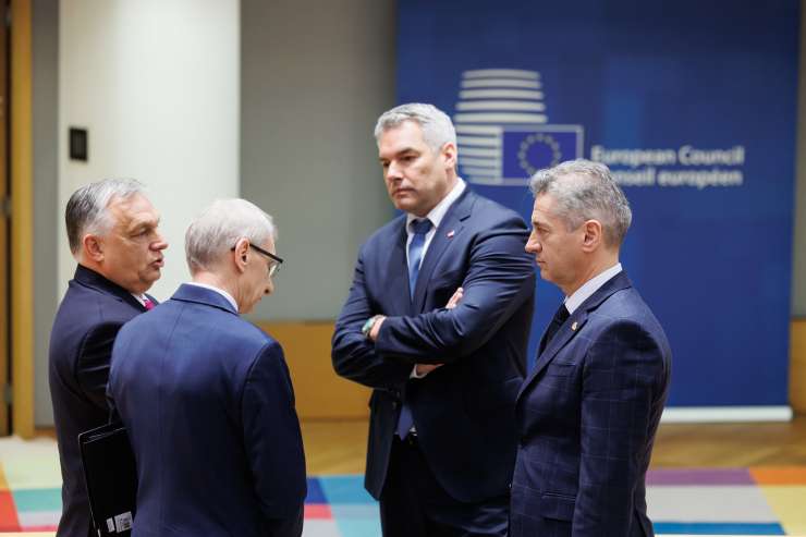 Orban zaradi Ukrajine zapustil dvorano v Bruslju, nato pa še blokiral pomoč napadeni državi