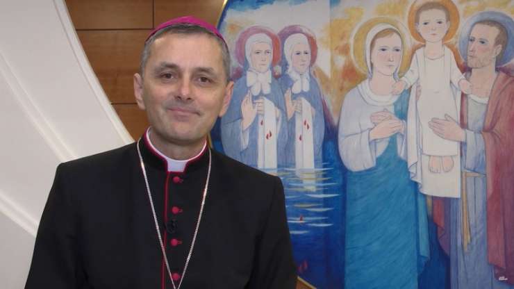 Škof Saje ob božiču kritičen: Mnogi se ob prazničnem voščilu izogibajo besedi božič