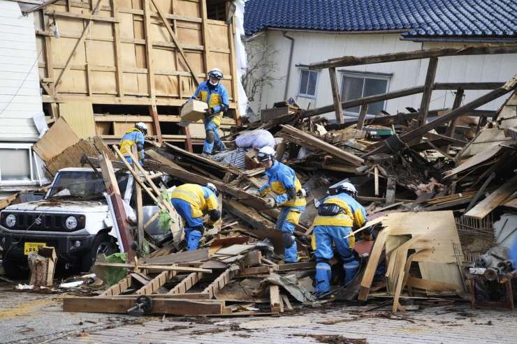 Že več kot 160 žrtev potresa na Japonskem, sneg otežuje delo reševalcev