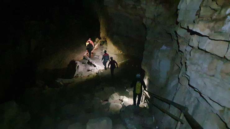 Reševanje iz Križne jame: pet ljudi bi lahko več dni ostalo ujetih pod zemljo (FOTO)