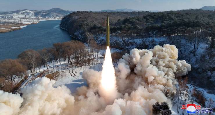 Severna Koreja naj bi izstrelila balistično raketo s hipersonično bojno glavo