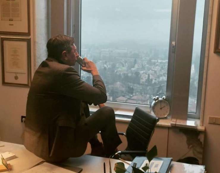 Pahor strmi skozi okno nebotičnika in pije Red Bull? Da ne bo dobil napačne ideje… (FOTO)
