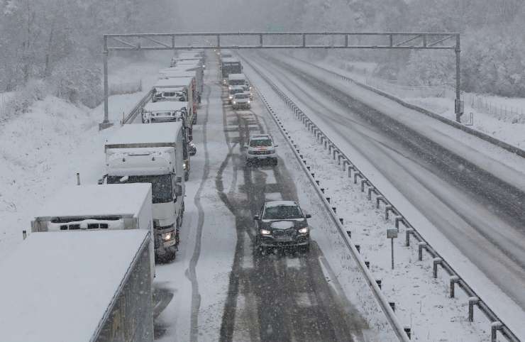 Slovenija je dobesedno obstala: sneg šokiral cestarje in voznike