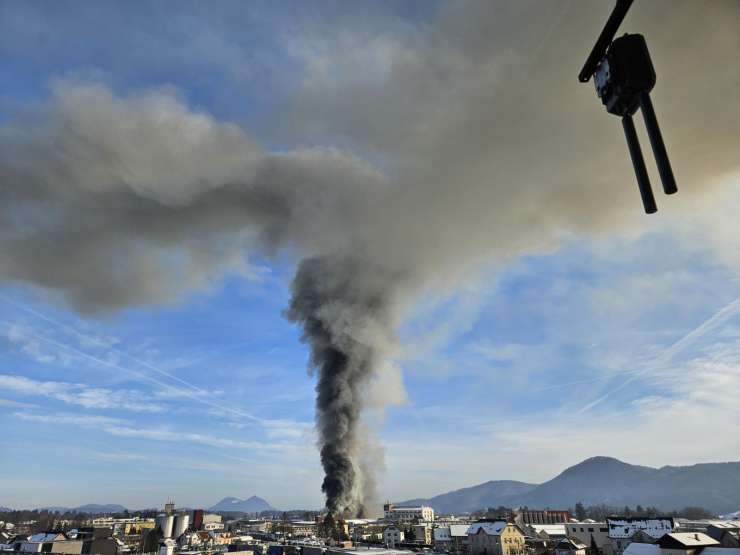Oblak dima nad Škofjo Loko: zagorelo je v industrijski coni (FOTO)