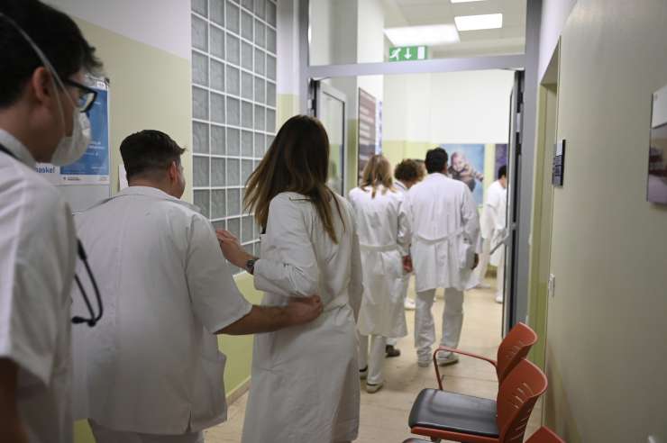 Fides zaostruje stavko: polovica zdravnikov naj bi prenehala opravljati nadure