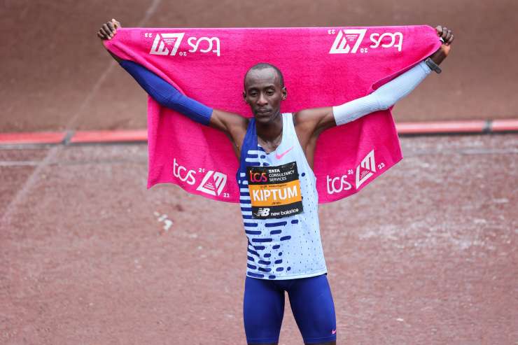 Najboljši maratonec sveta Kiptum umrl v prometni nesreči v domači Keniji