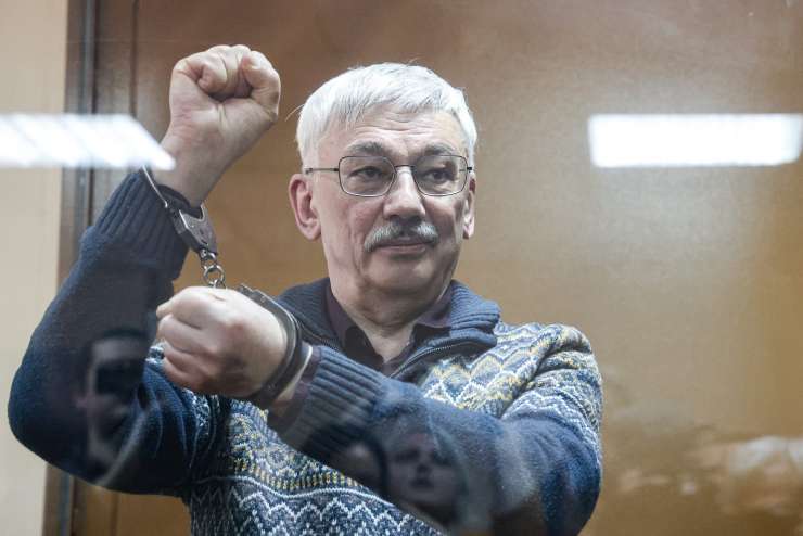 Pogumni ruski aktivist obsojen na dve leti zapora, ker je kritiziral rusko vojsko