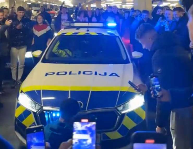 Blamaža za policijo: divjali po garaži hiši v Ljubljani in se posmehovali nemočnim policistom (VIDEO)