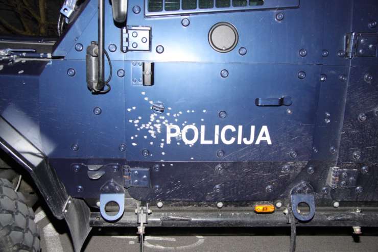 Obleganje v Brežicah: prerešetana policijska vozila in metanje solzivca v hišo (FOTO)