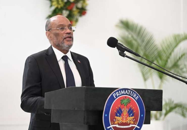 Premier Haitija se je uklonil tolpam, ki ga ne spustijo domov