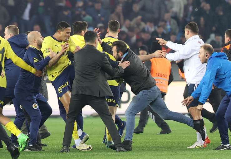 Nor zaključek tekme: navijači poraženega Trabzonspora lovili igralce Fenerbahčeja (VIDEO)