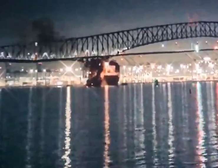 Srhljivka: poglejte, kako ladja trči v most poln vozil (VIDEO)