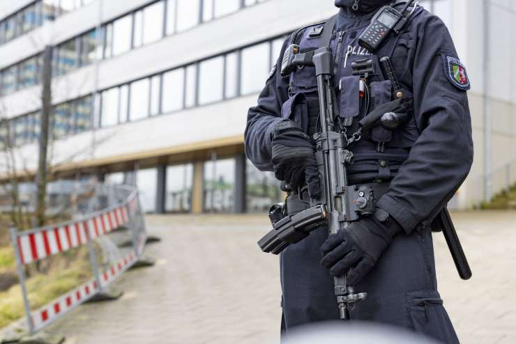 Najstniški islamisti v Nemčiji z molotovkami in noži nad kristjane in policijo