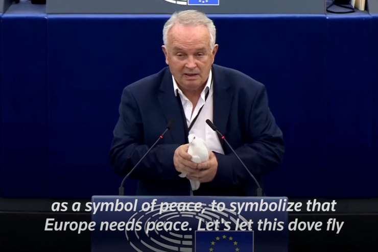 Bizarna poteza Slovaka v parlamentu EU: izpustil je belo golobico (VIDEO)