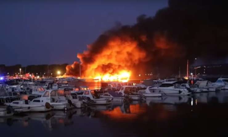 Požar zajel marino v Medulinu, zgorelo je 22 plovil (VIDEO)