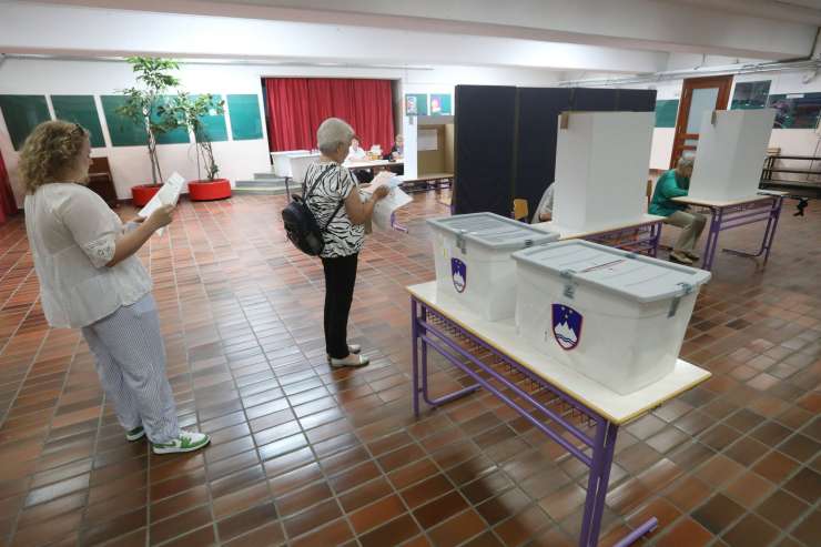 Zaprla so se volišča: rezultati referendumov okoli 21. ure, volitev po 23. uri