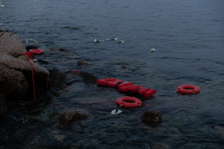 Grško obalno stražo obtožujejo, da meče migrante v Sredozemsko morje