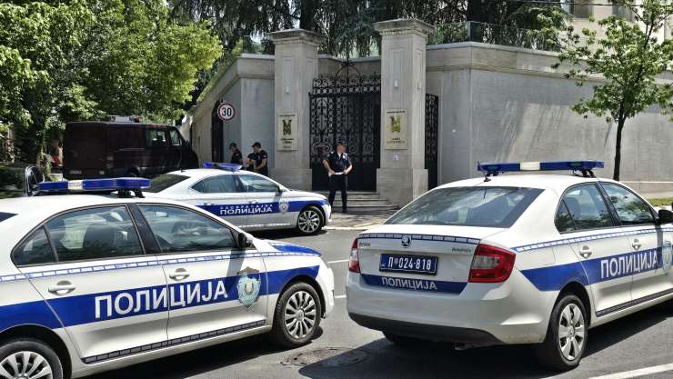Srbska policija ubila napadalca na izraelsko veleposlaništvo v Beogradu
