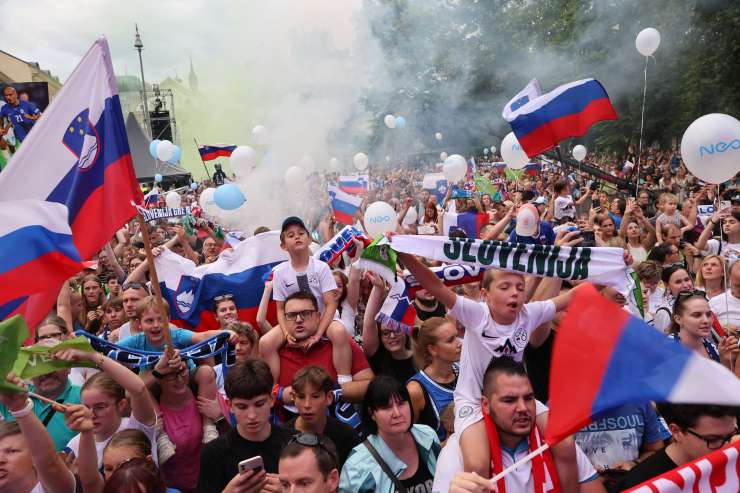 Nogometaši v Ljubljani rajali z navijači: Hvala za vso energijo, solze, veselje (FOTO)