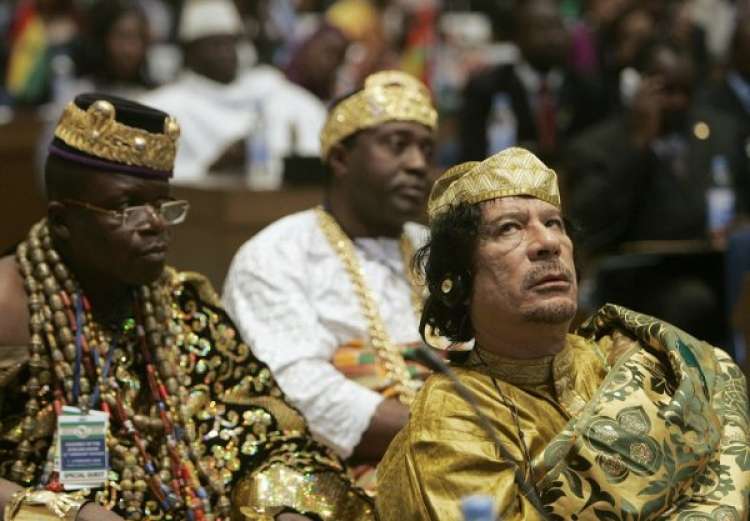 Moamer Gadafi (desno) je oblast v Libiji prevzel leta 1969 po vojaškem udaru, s katerim so odstavili kralja Idrisa. 42 let pozneje so Libijci po osmih mesecih krvavega boja odstavili Gadafija. V času vodenja z nafto bogate afriške države si je nakopičil za kar 155 milijard evrov premoženja.