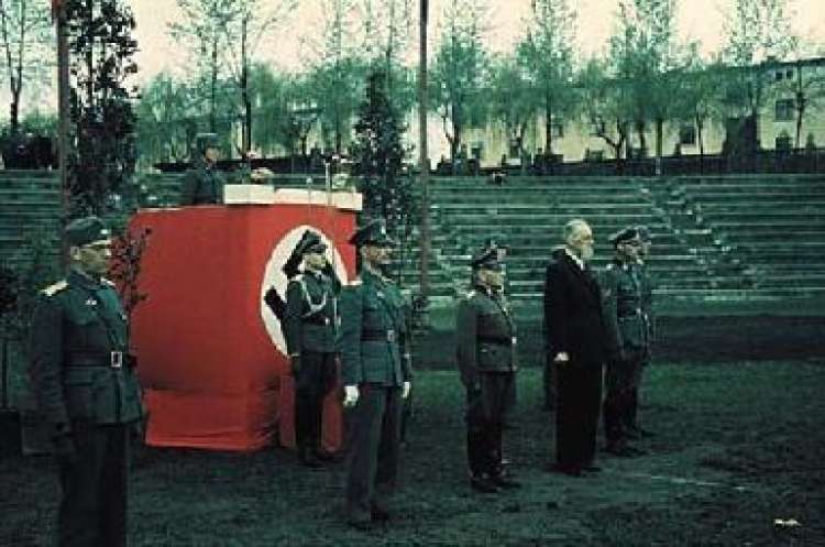 Domobranski general Leon Rupnik na domobranski prisegi nacističnemu okupatorju na Hitlerjev rojstni dan. Bežigrajski stadion v Ljubljani, 20. aprila leta 1944.