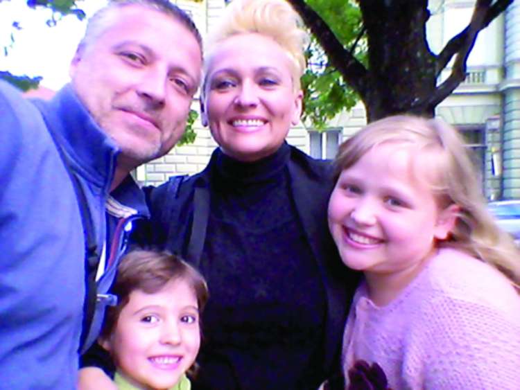 Natalija s svojim partnerjem, hčero in mlajšim sinom.
