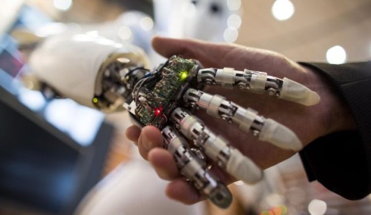 Robot, umetna inteligenca.jpg