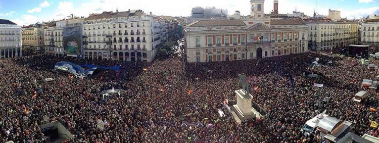 Več kot 100.000 glava množica na ulicah Madrida v podporo Podemosu, ki je nasprotoval politiki varčevanja. Fotografija je iz leta 2015.