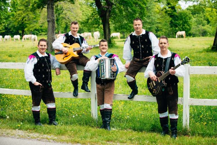 Besedilo je primerno za njuna še ne poročena člana, Jana in Boštjana, ki poroke sicer še ne napovedujeta, a zarečenega kruha se največ poje...