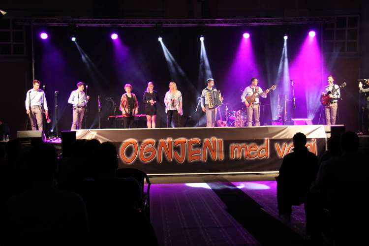 Ognjeni muzikanti z Jožico in Matejo Kališnik in Sandro Feketija.