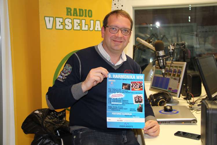 Denis Novato v studiu radia Veseljak