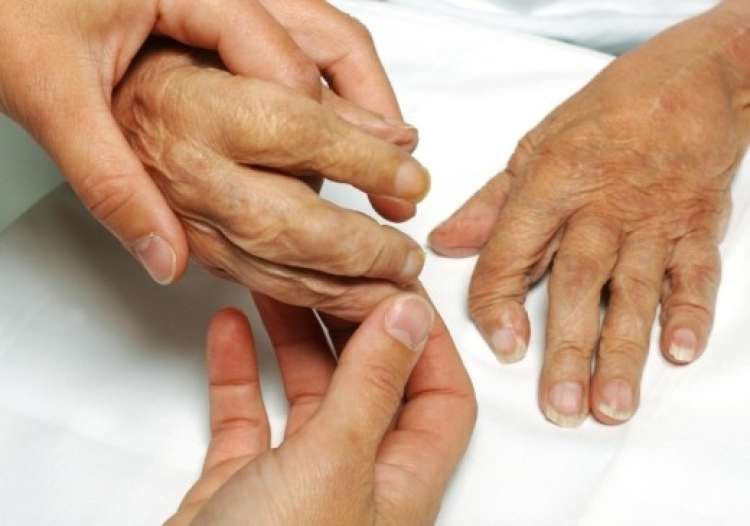 Na žalost najpogosteje udari v najustvarjalnejšem življenjskem obdobju: v starosti od 20 do 45 let, ženske prizadene pogosteje kot moške. Medicina vzrokov za njen nastanek ne pozna, zato tudi pravega, učinkovitega zdravila, ki bi jo pozdravilo, ni na voljo.
