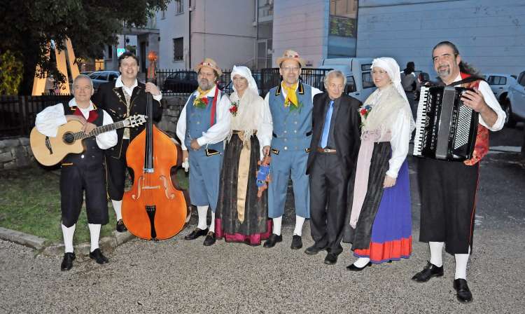 Tržaški ansambel Ano ur'co al pej dvej je s skladbo Adijo Marička zmagal na lanskem večeru narečnih viž.