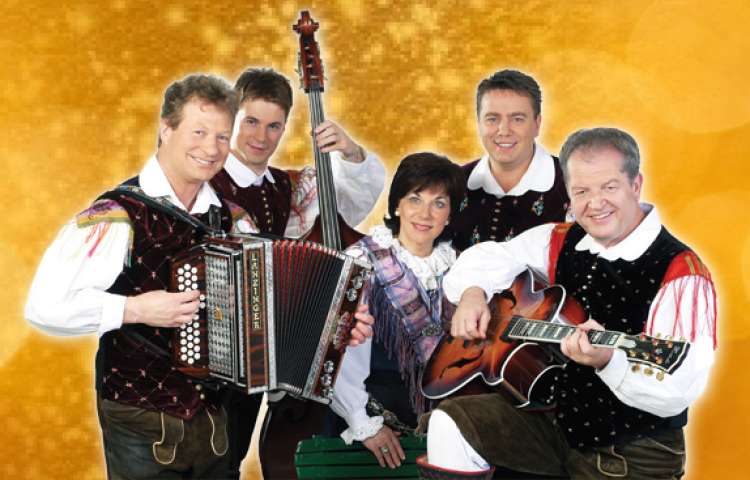 Ansambel Franca Miheliča že 45 let razveseljuje poslušalce, ki mu zvesto sledijo.