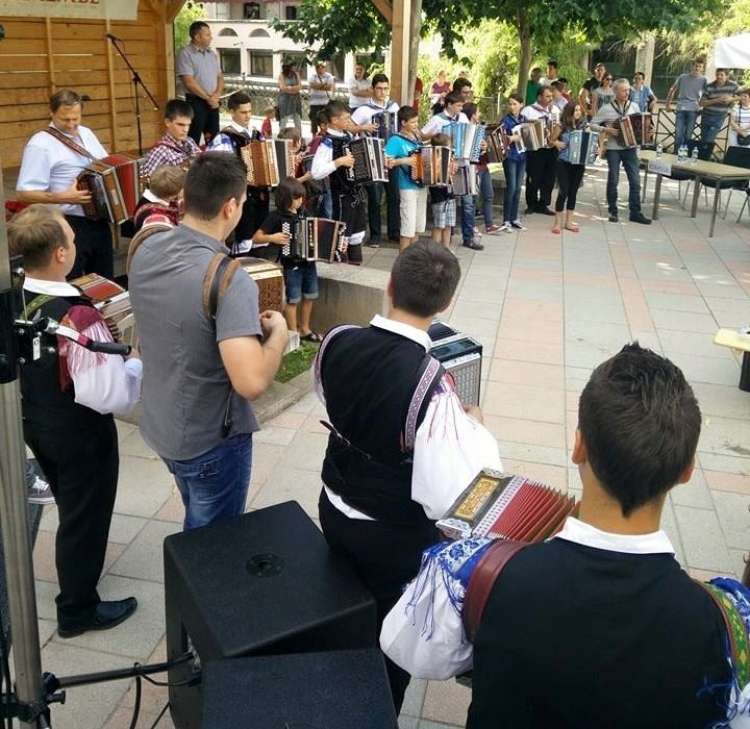 Mladi harmonikarji iz vse Slovenije so se poklonili Slakovemu načinu igranja.