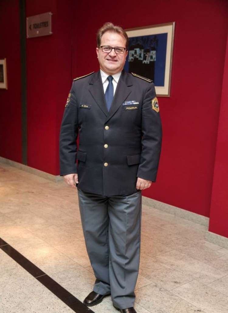 Matjaž Mrak je zaposlen v Policijskem orkestru Slovenije.
