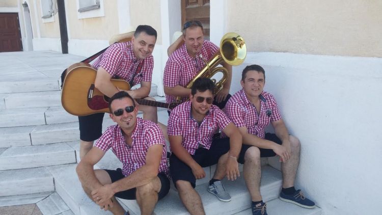 Ansambel Aplavz v popolni postavi.