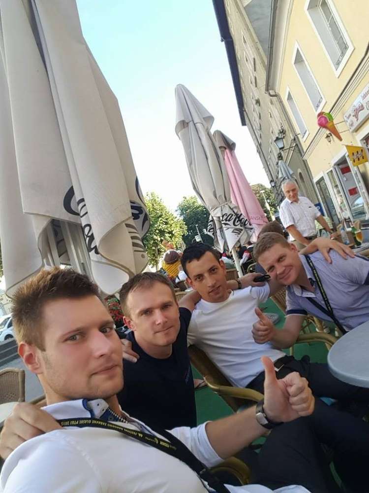 Popotniki pred začetkom festivala