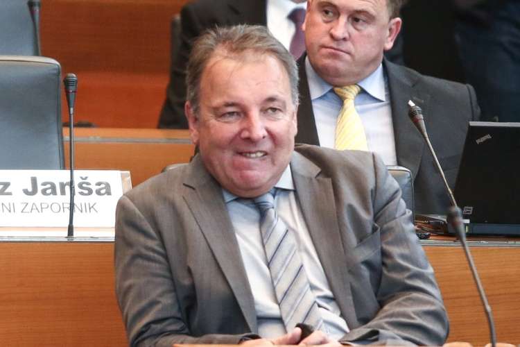 Nekdanji finančni minister Andrej Šircelj (na fotografiji) je bil tisti, ki je prejšnji vladi predlagal imenovanje Leona Cizlja za nadzornika SDH.