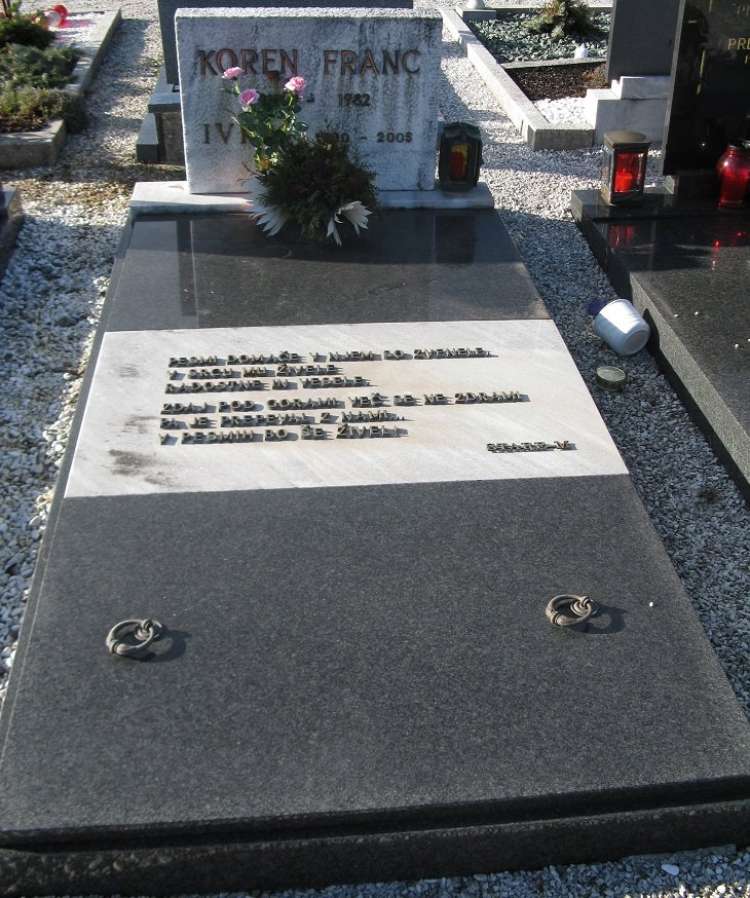 Nagrobnik Franca Korena na katerem je verz iz skladbe Pevcu v spomin.