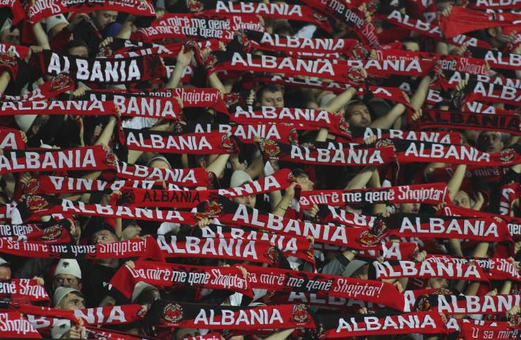Albanija re