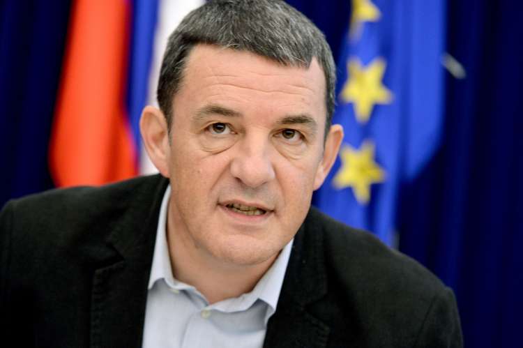 Direktor Državne volilne komisije Dušan Vučko se je znašel na udaru podpornikov Janeza Janše.