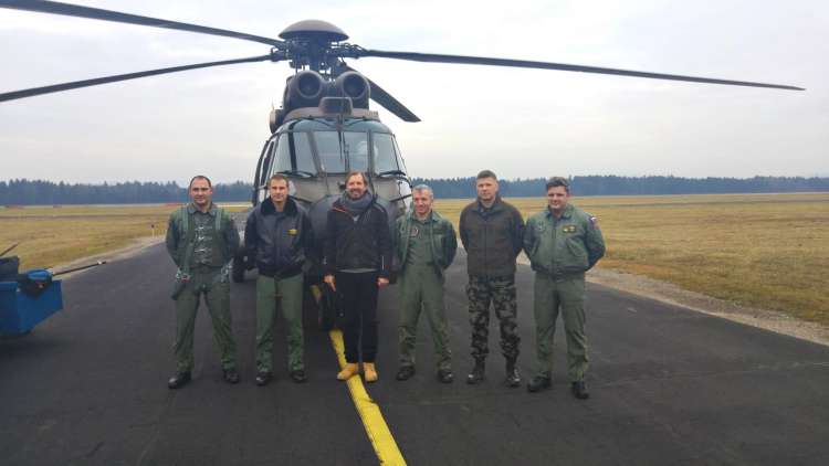 NOVOLETNA POSLANICA ZA MIR 2016-Gianni Rijavec s helikoptersko ekipo.jpg