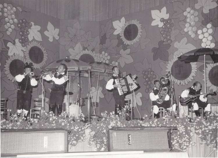 Ansambel bratov Avsenik. Nastopili so v revialnem delu Festivala Ptuj 1974.