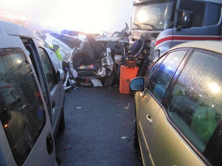 V okviru sobotnega trčenja je bilo sicer ugotovljenih osem ločenih prometnih nesreč.